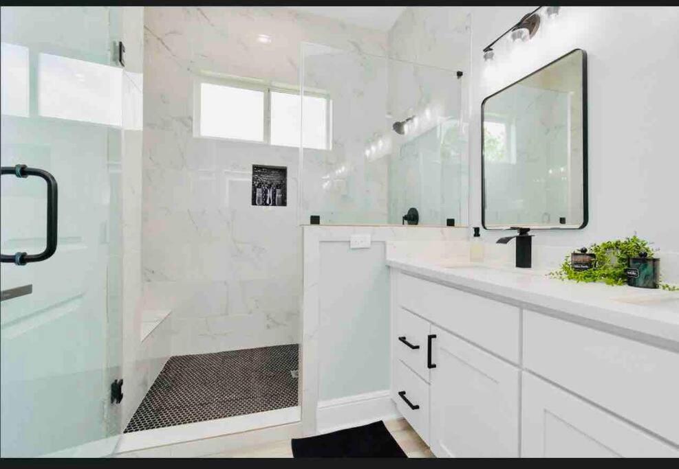 Camp Out - Big Backyard W/hottub - 5mins To Downtown Holiday home Houston