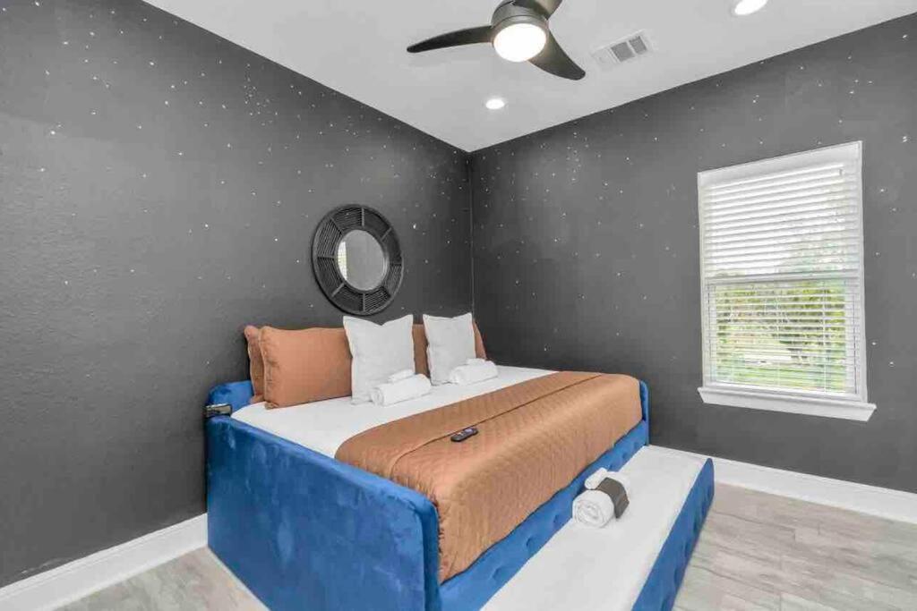 Camp Out - Big Backyard W/hottub - 5mins To Downtown Houston