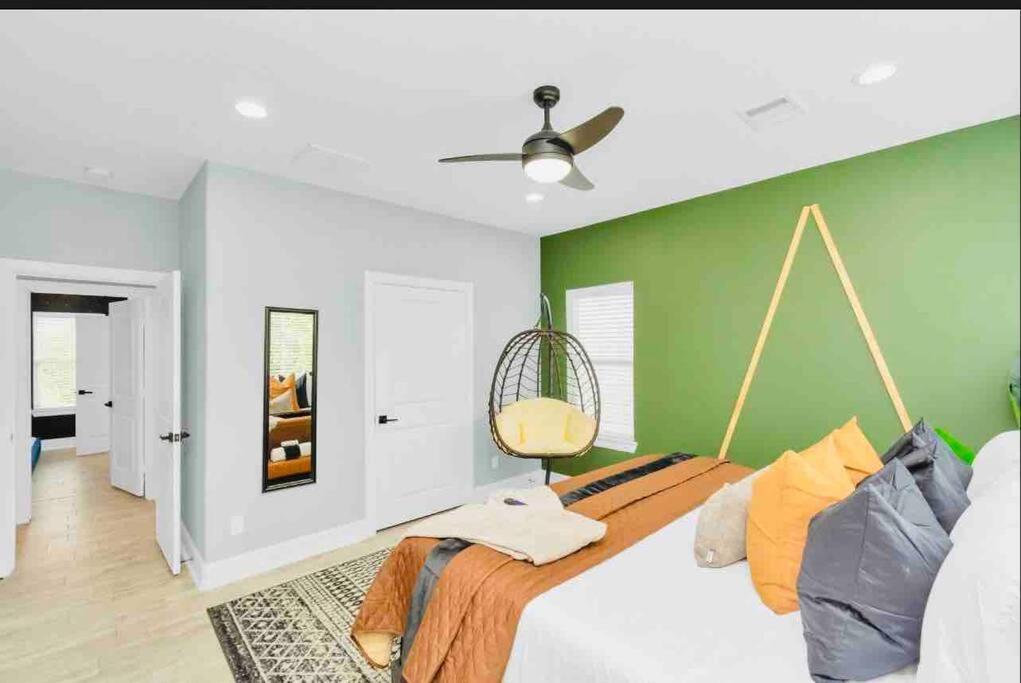 Camp Out - Big Backyard W/hottub - 5mins To Downtown Holiday home