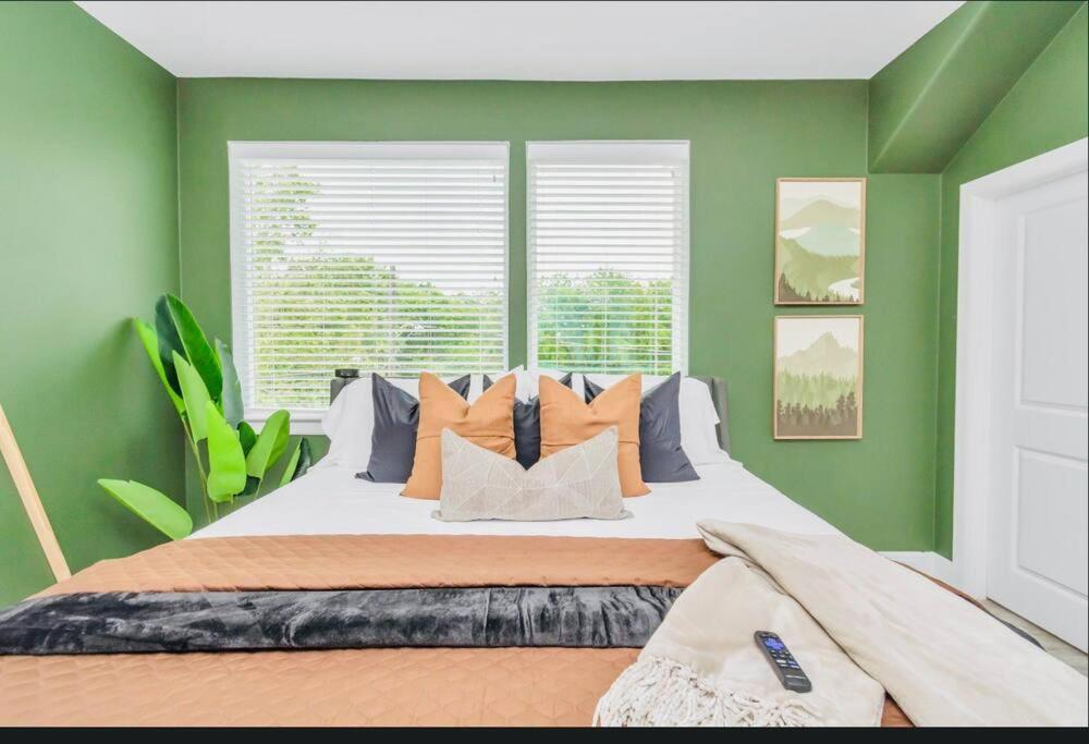 Holiday home Camp Out - Big Backyard W/hottub - 5mins To Downtown