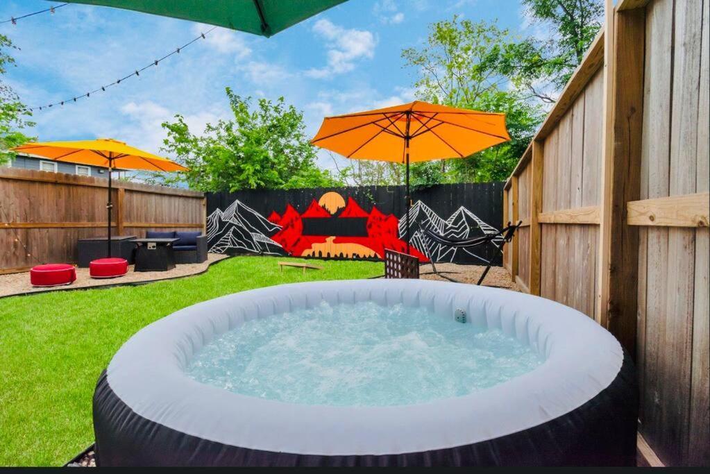 Camp Out - Big Backyard W/hottub - 5mins To Downtown Holiday home