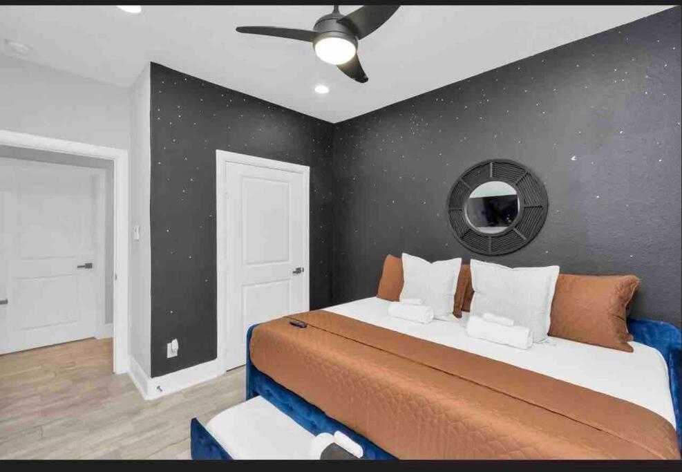 Holiday home Camp Out - Big Backyard W/hottub - 5mins To Downtown *
