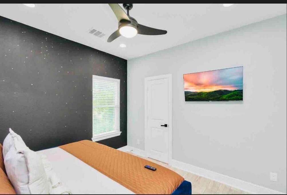Camp Out - Big Backyard W/hottub - 5mins To Downtown Holiday home Houston