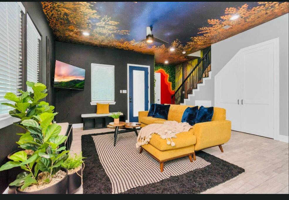 Holiday home Camp Out - Big Backyard W/hottub - 5mins To Downtown *