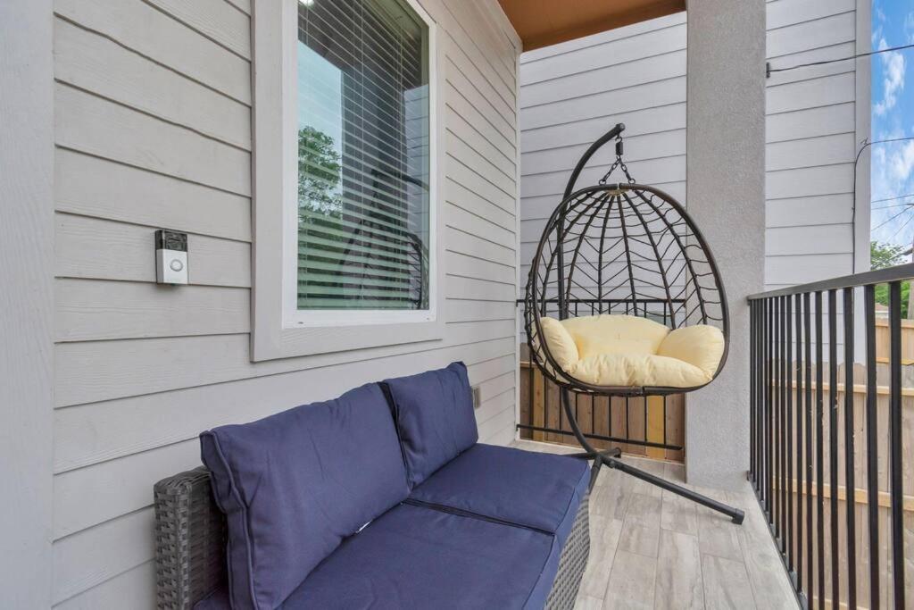Camp Out - Big Backyard W/hottub - 5mins To Downtown Holiday home *