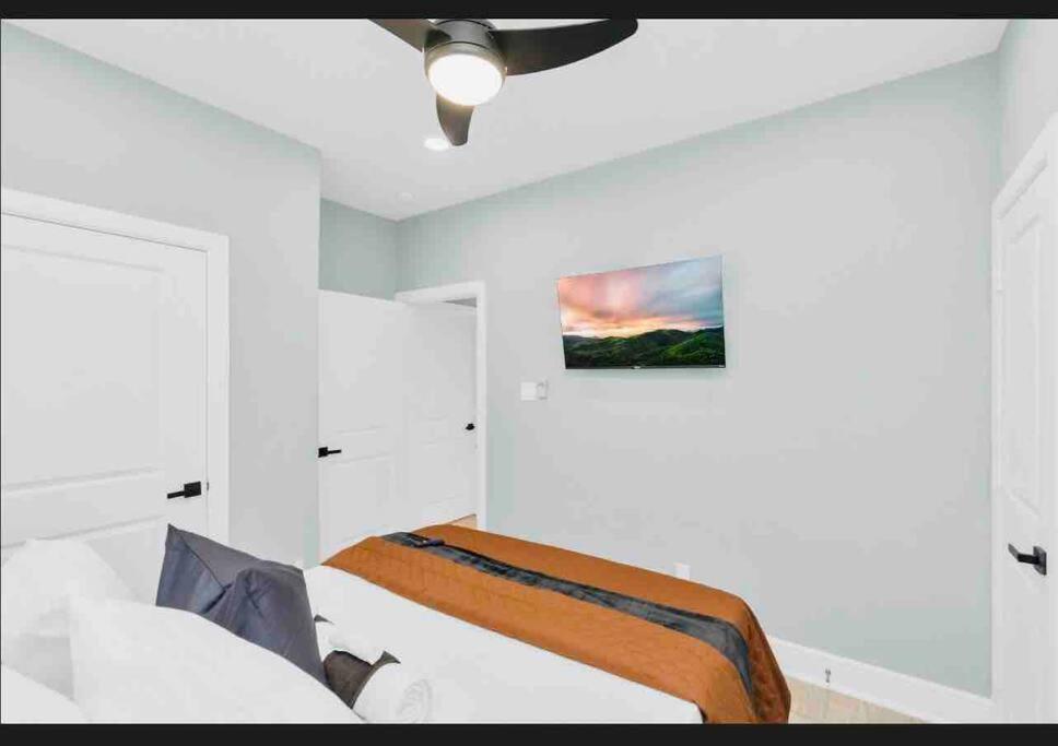 Camp Out - Big Backyard W/hottub - 5mins To Downtown Houston