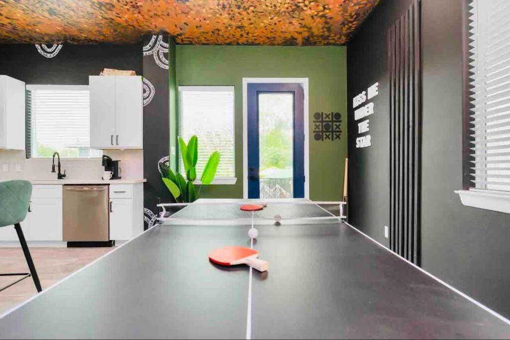 Holiday home Camp Out - Big Backyard W/hottub - 5mins To Downtown