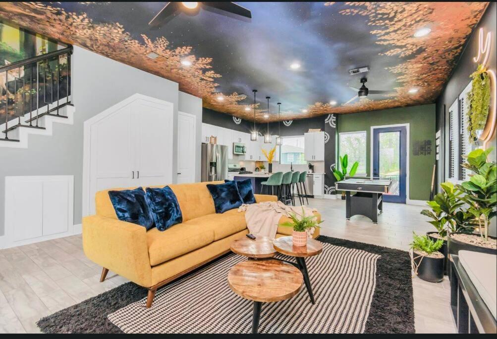 Camp Out - Big Backyard W/hottub - 5mins To Downtown Holiday home Houston