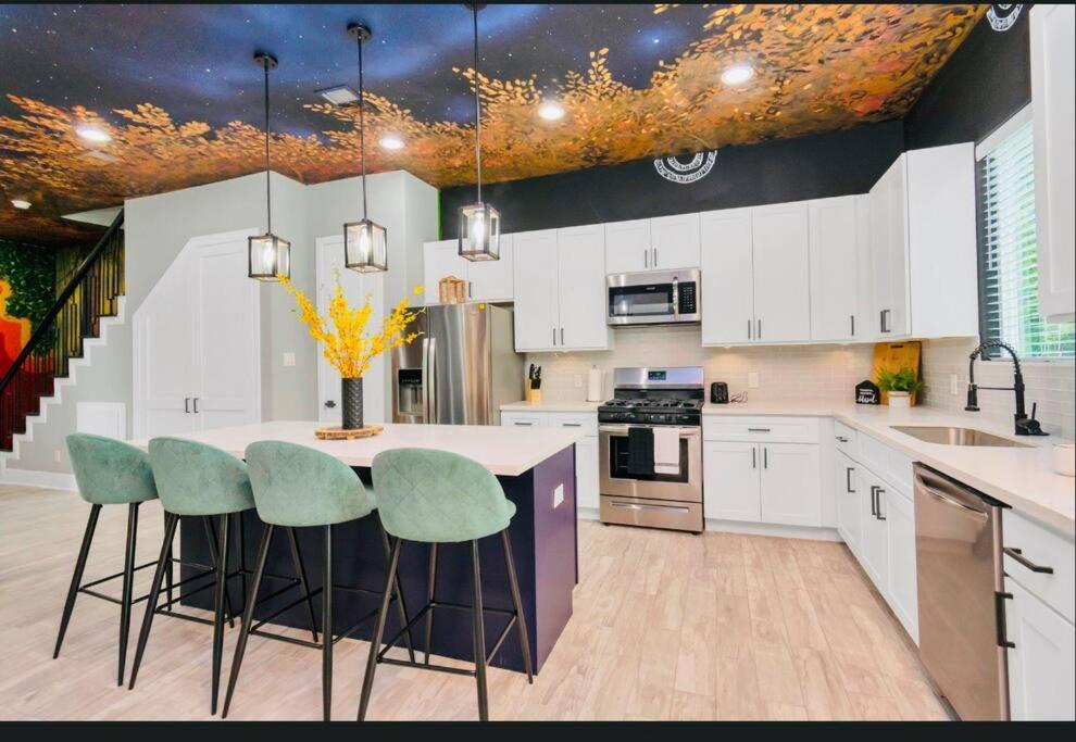 Camp Out - Big Backyard W/hottub - 5mins To Downtown Holiday home