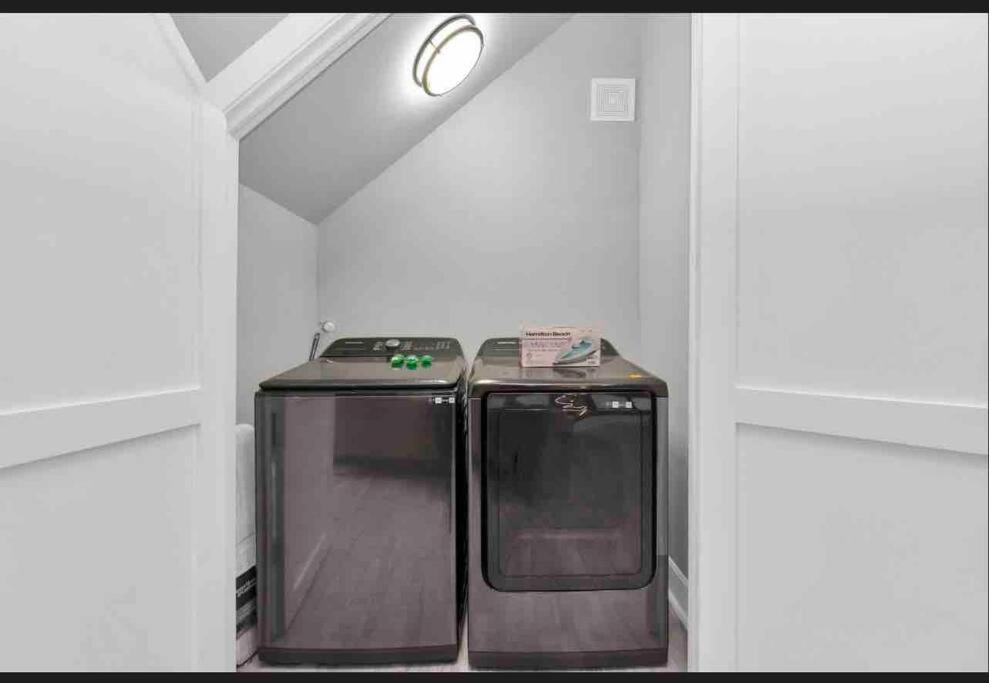 Holiday home Camp Out - Big Backyard W/hottub - 5mins To Downtown