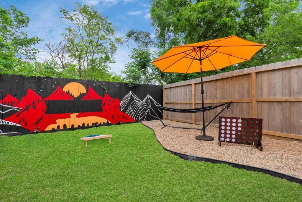 Holiday home Camp Out - Big Backyard W/hottub - 5mins To Downtown Houston