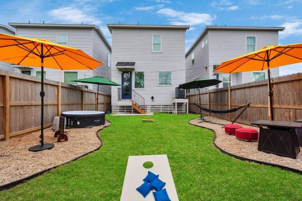 Camp Out - Big Backyard W/hottub - 5mins To Downtown *