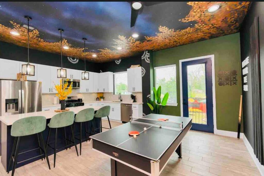 Holiday home Camp Out - Big Backyard W/hottub - 5mins To Downtown Houston