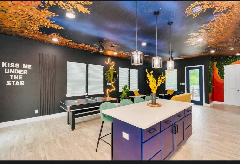Camp Out - Big Backyard W/hottub - 5mins To Downtown Holiday home *